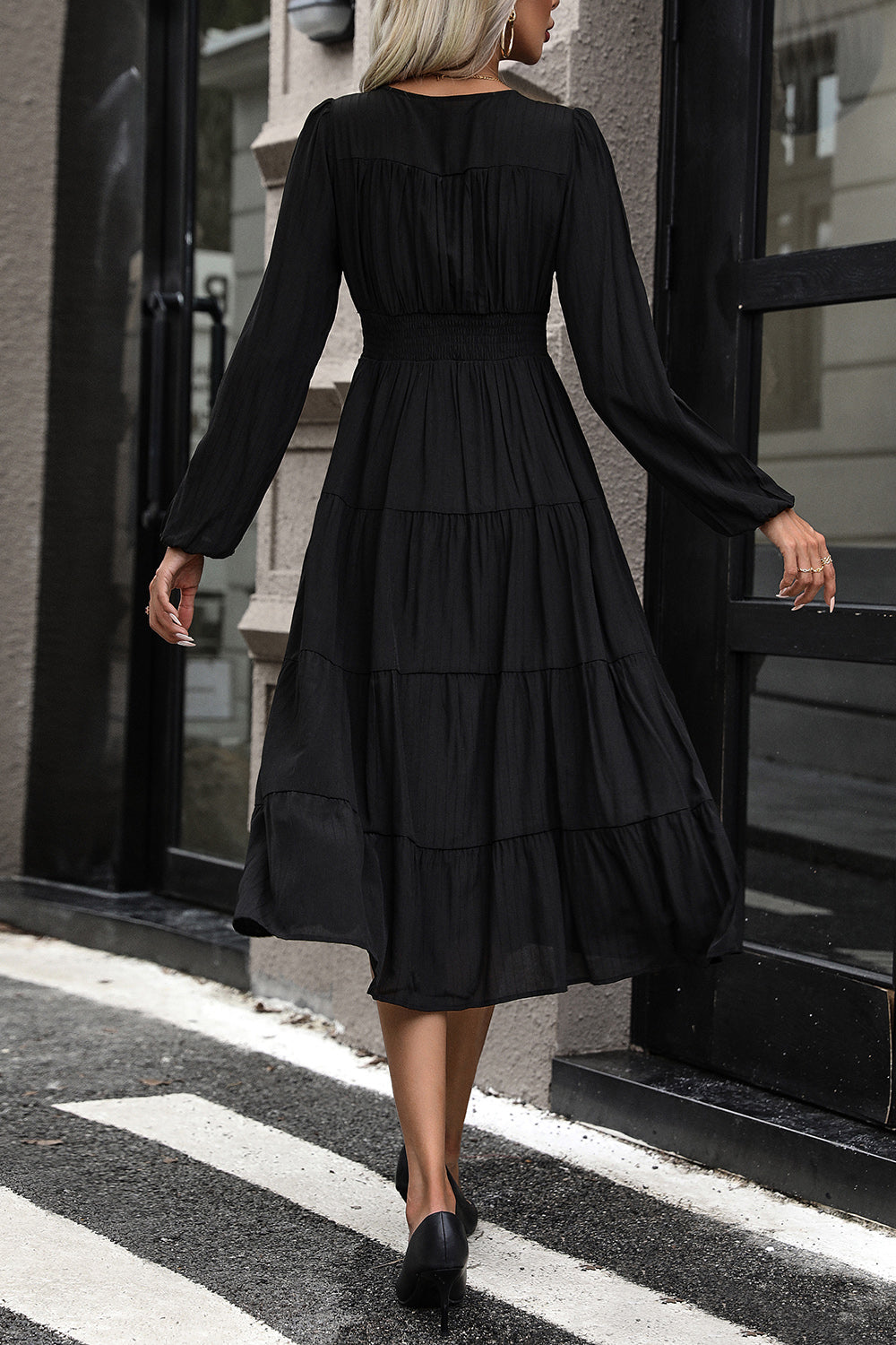 Robe midi boutonnée froncée à plusieurs niveaux