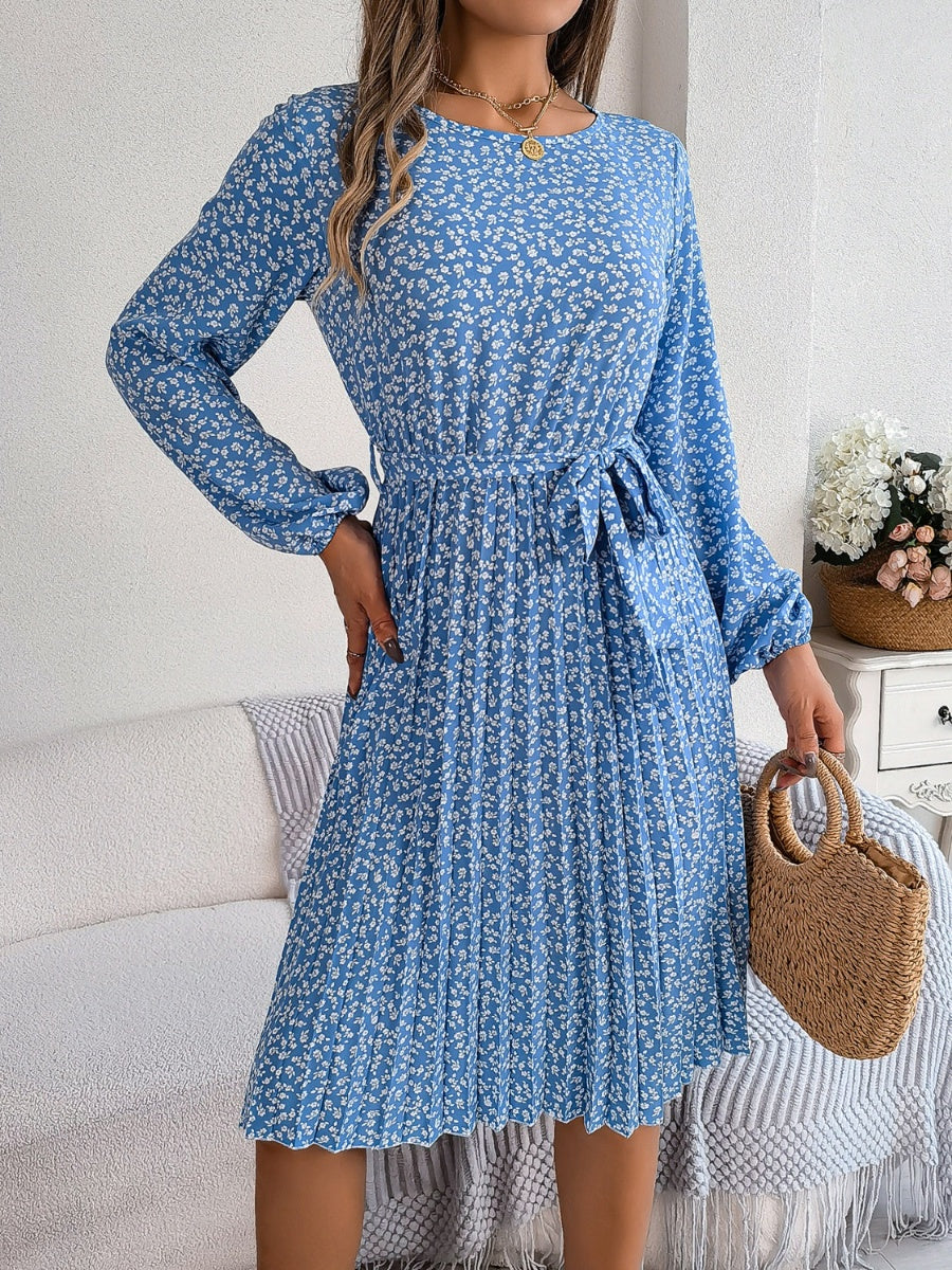 Robe plissée à petites fleurs nouée à la taille