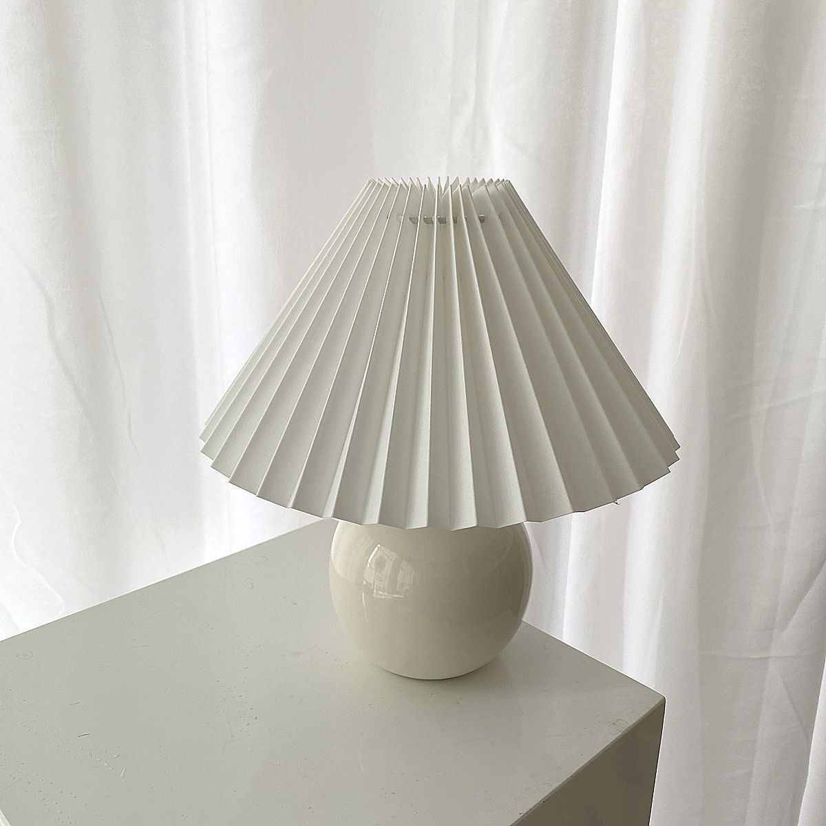 Ceramic Pleated Table Lamp Bedroom INS Girl Nordic Bedside Lamp Creative Retro Night Light