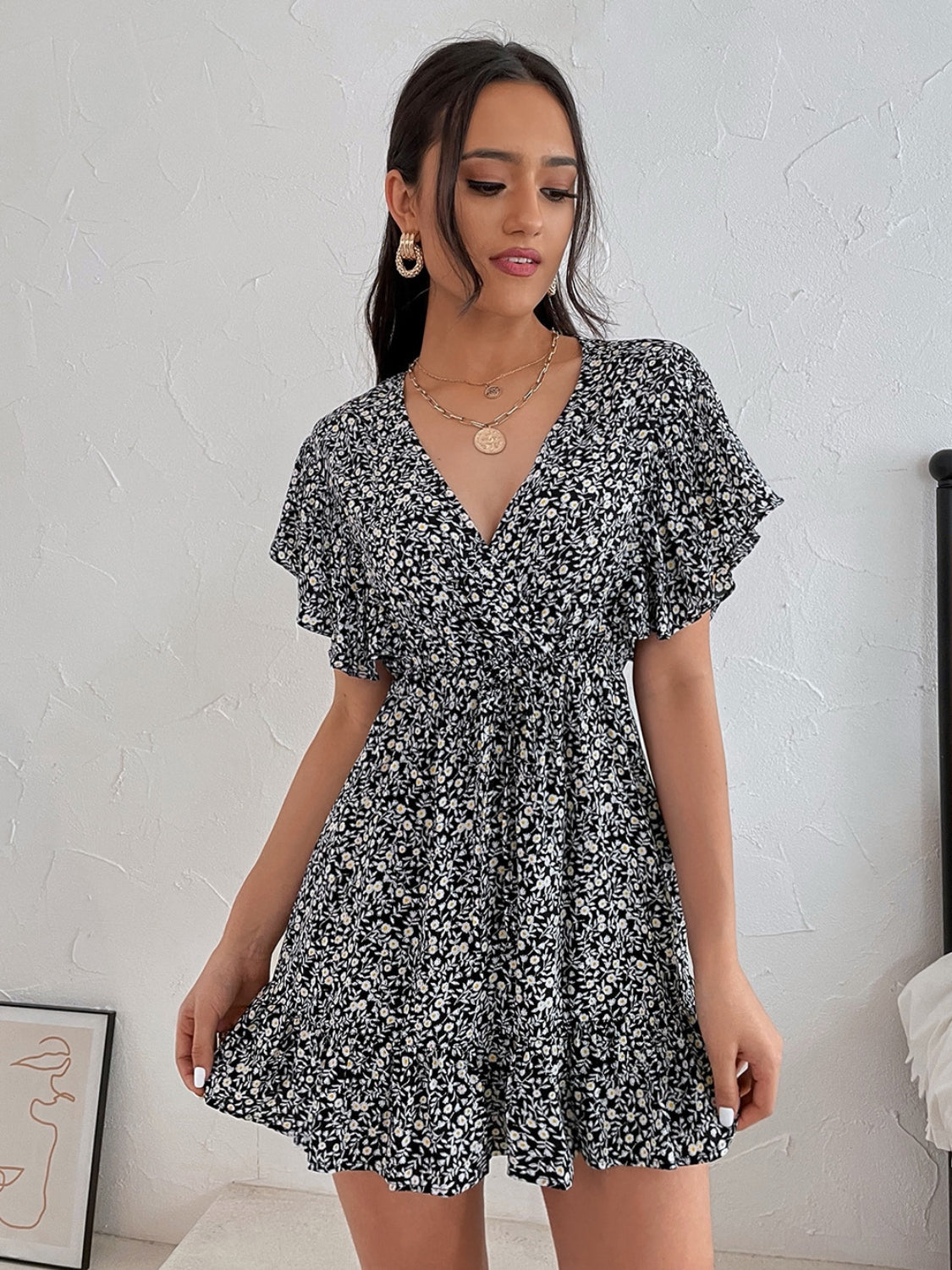 Robe à manches volantées et surplis floral à petites découpes