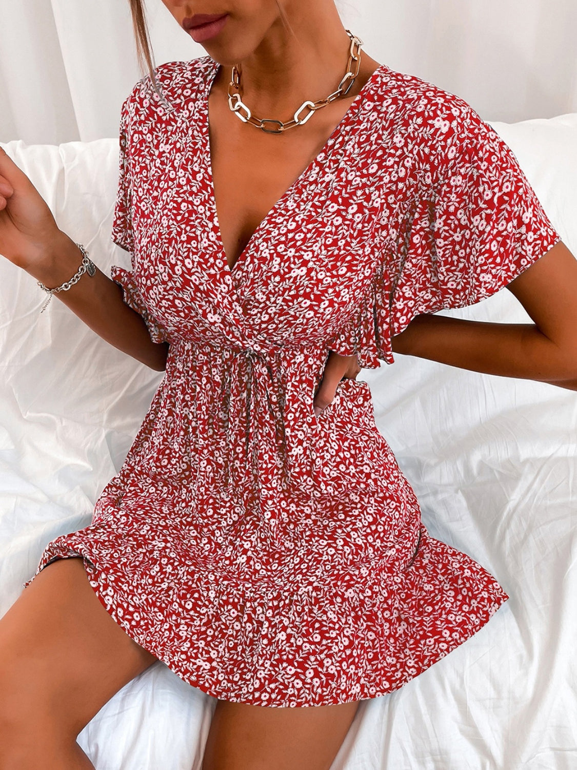 Robe à manches volantées et surplis floral à petites découpes