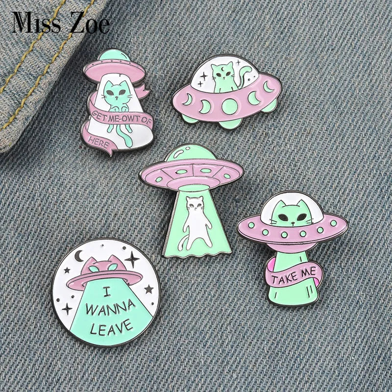 Alfileres esmaltados de gato alienígena 'Escape Here', broche divertido para bolso, insignia para solapa, regalo de joyería de ciencia ficción de dibujos animados para niños y amigos