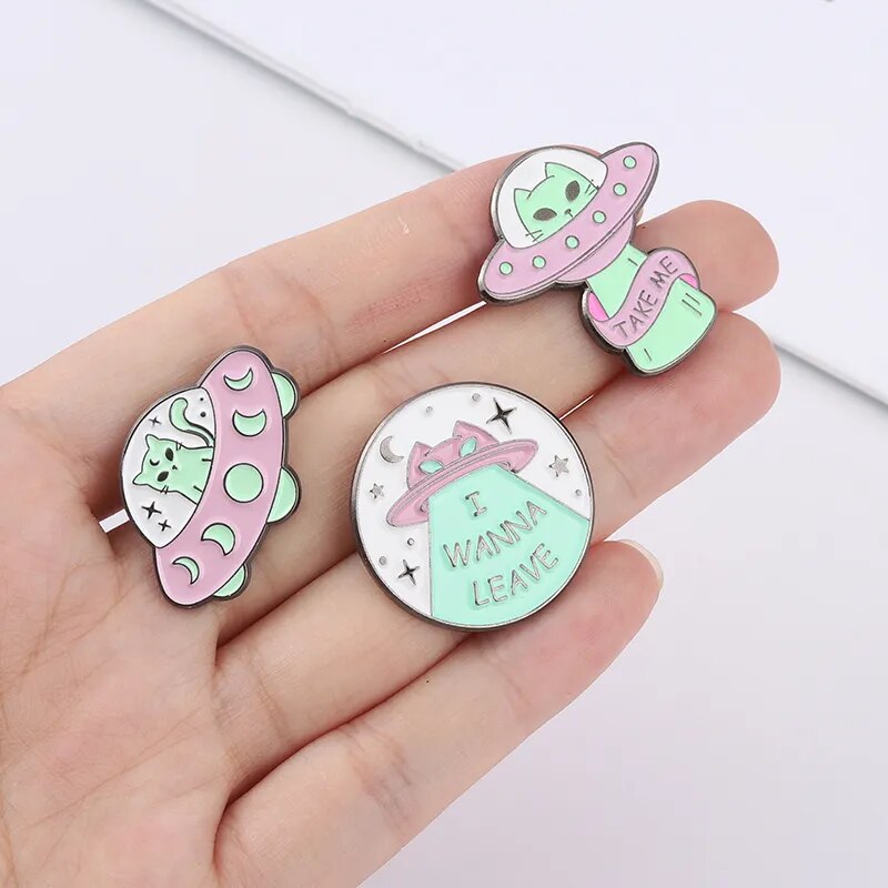 Alfileres esmaltados de gato alienígena 'Escape Here', broche divertido para bolso, insignia para solapa, regalo de joyería de ciencia ficción de dibujos animados para niños y amigos