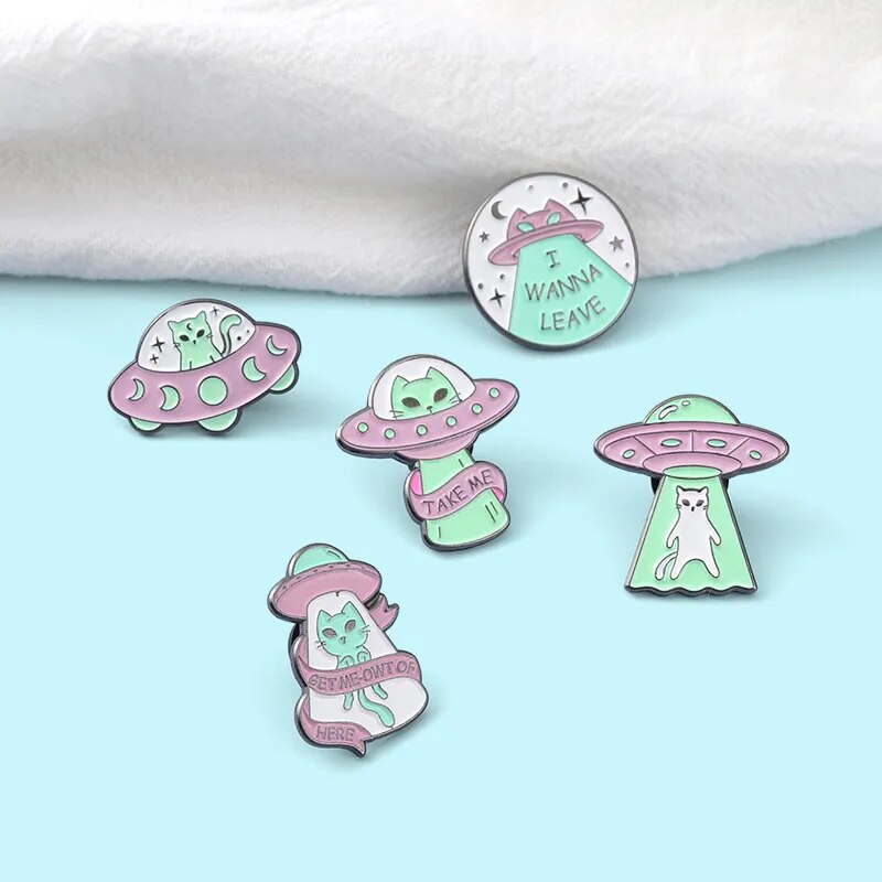 Broches en émail chat Alien «Escape Here», sac amusant, Badge à revers, dessin animé Science-Fiction, bijoux cadeau pour enfants amis