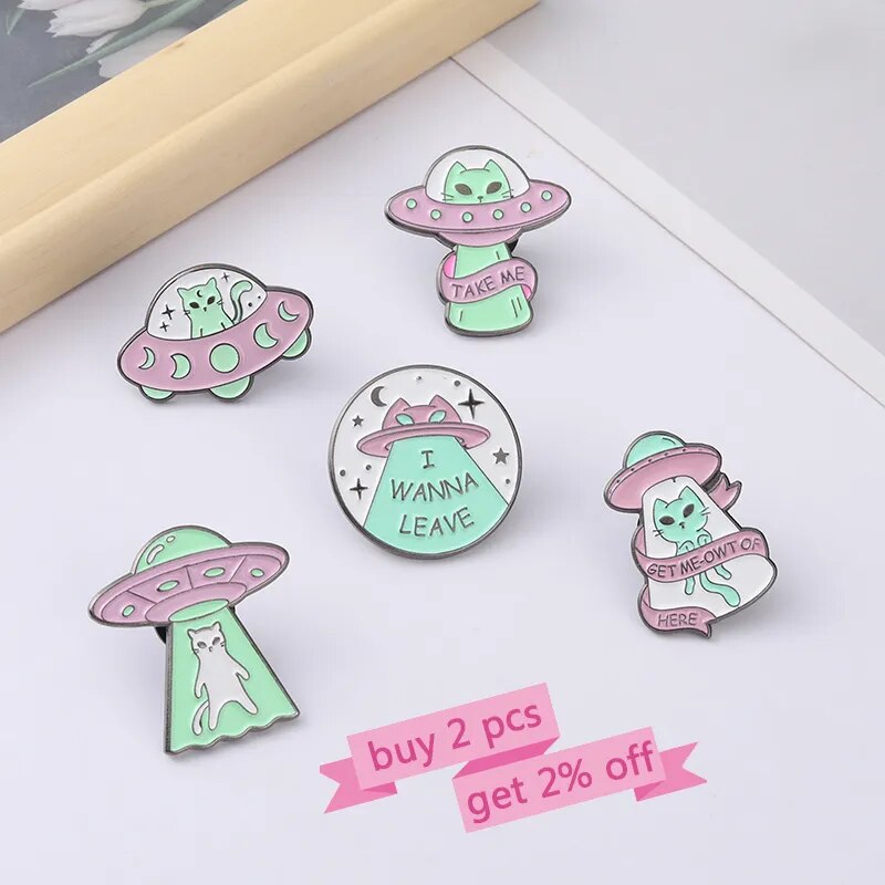 Broches en émail chat Alien «Escape Here», sac amusant, Badge à revers, dessin animé Science-Fiction, bijoux cadeau pour enfants amis