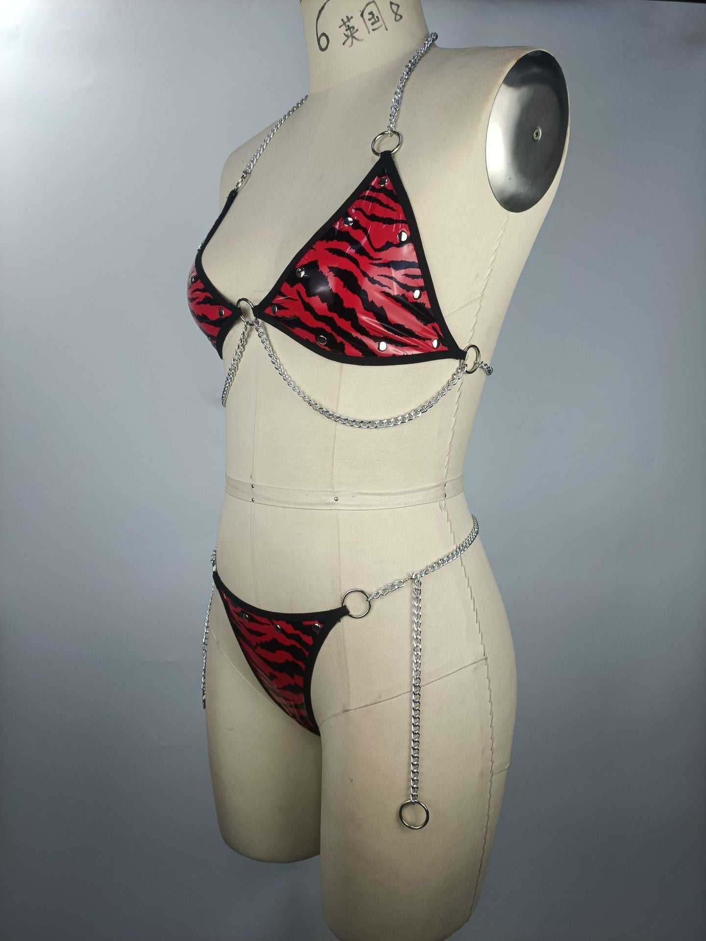 Lencería de cuero de cebra, sujetador Halter con cadena, traje íntimo de látex, ropa interior Sensual, conjuntos rojos